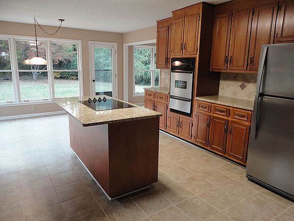 5th image of 100 Glenclairn Ct