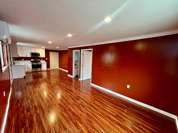 5th image of 12240 Oxford Ave #B