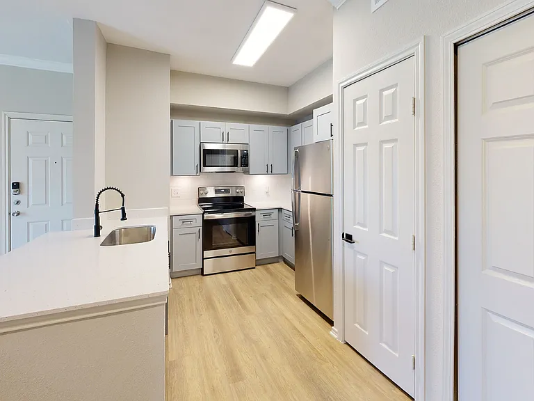Lakeline Villas — Photo 44