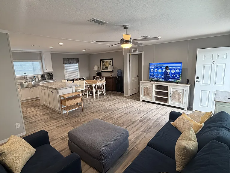 Spacious Living Room, Kitchen and Dining Room