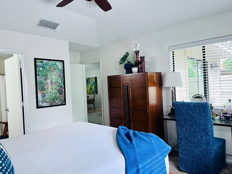 *Home is unfurnished*
*Prior tenant's furnishings*