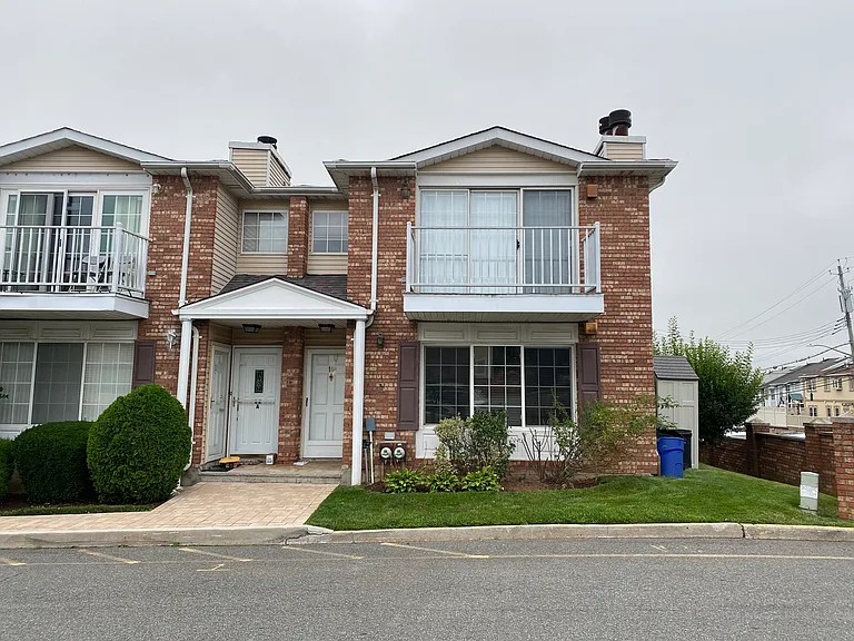 10A Saturn Ln — Photo 1