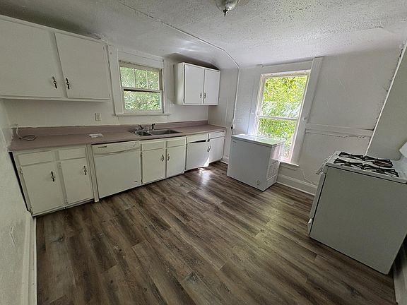 2nd image of 2524 Maplewood Ave #2