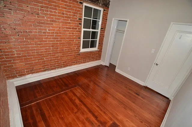 La Chandelle Apts...Charming building...Renovated Apartments Available...Hardwood Floors! — Photo 28