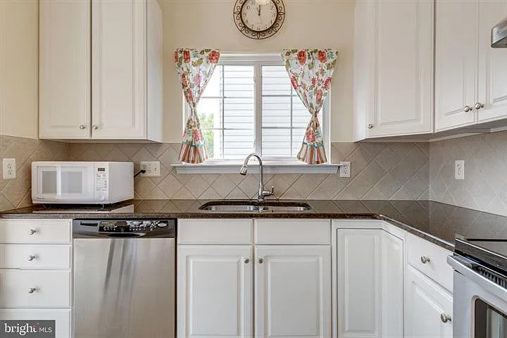 6805 Hollow Glen Ct — Photo 10