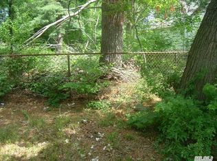 65 Apple St, Brentwood, NY 11717