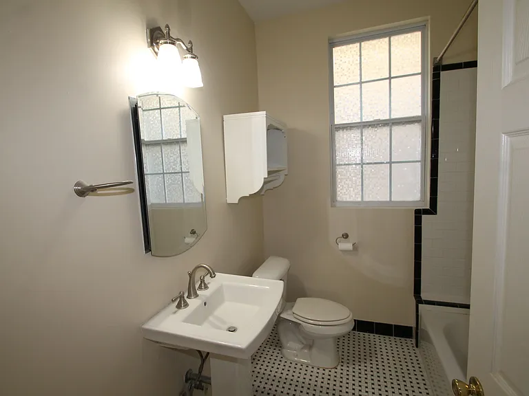 214 W 38th St — Photo 13