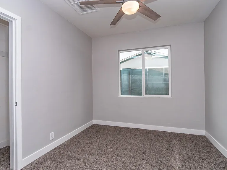2514 E Indianola Ave — Photo 30