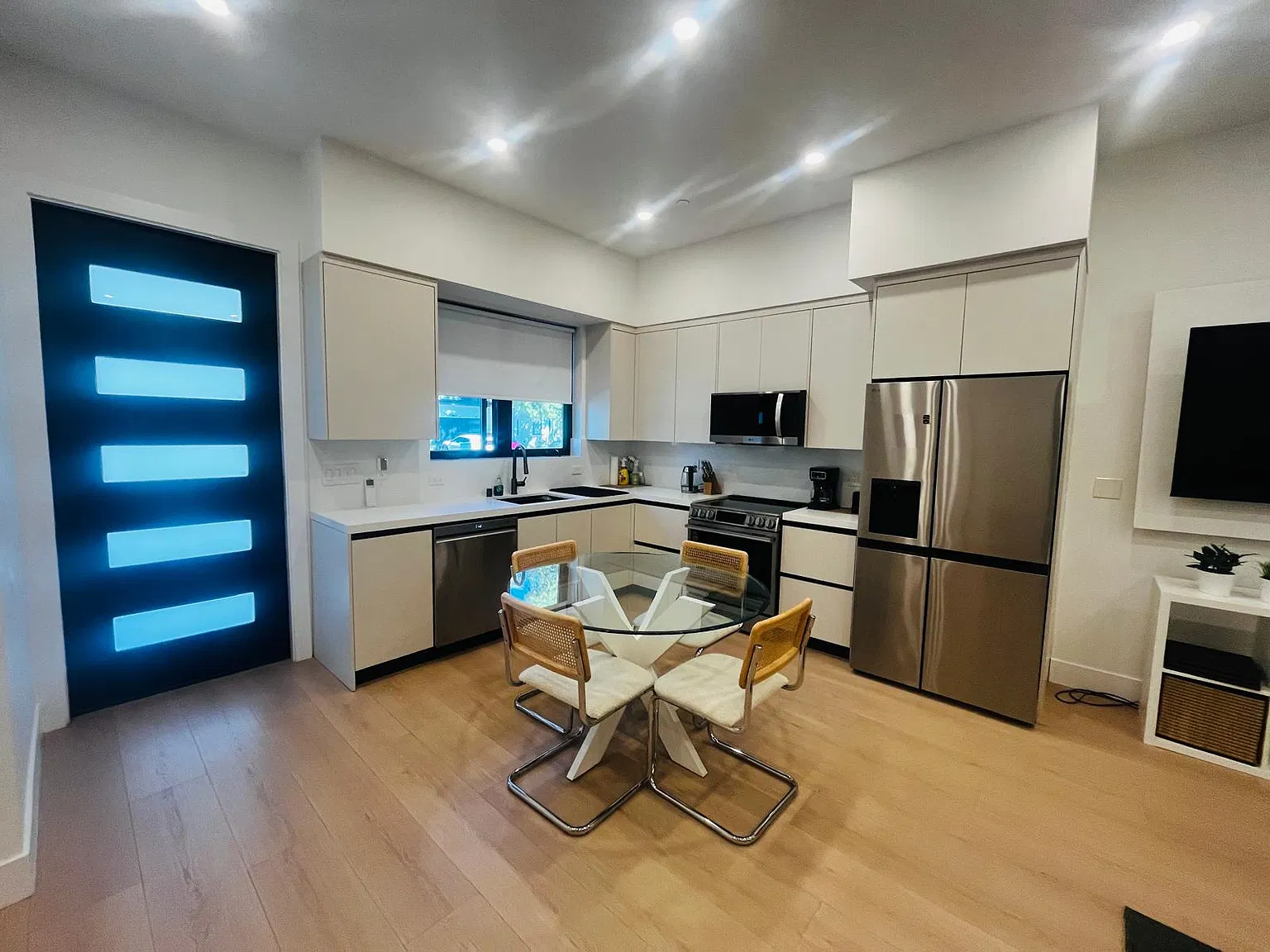 2 bed, 720 sqft, $4,600 — Photo 4