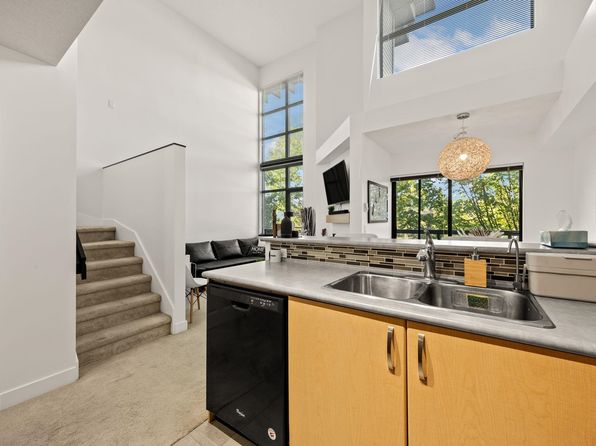 2 bedroom rental in Surrey — photo 6