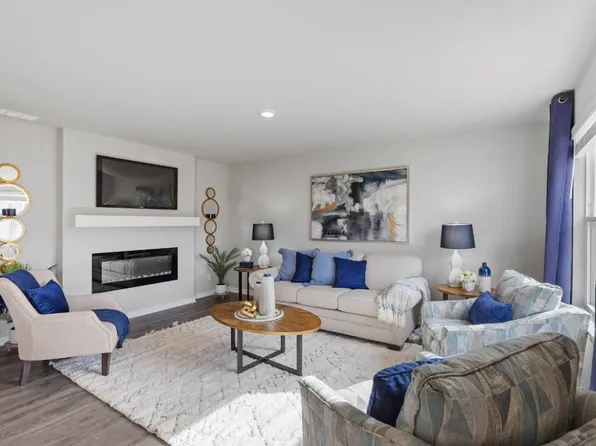 705 Prairie View Dr, West Branch, IA 52358