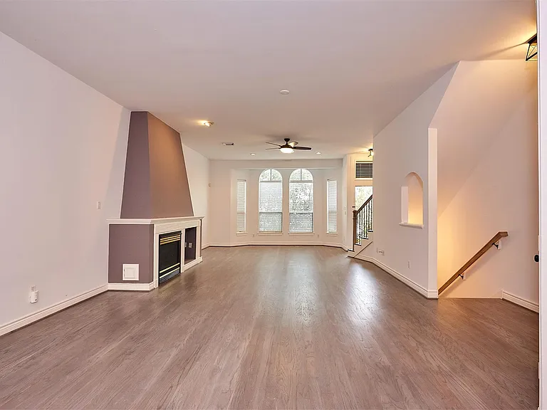 110 E Detering St — Photo 13