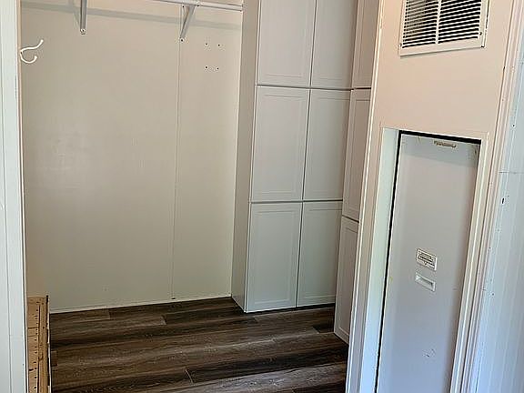Spacious laundry/mud room