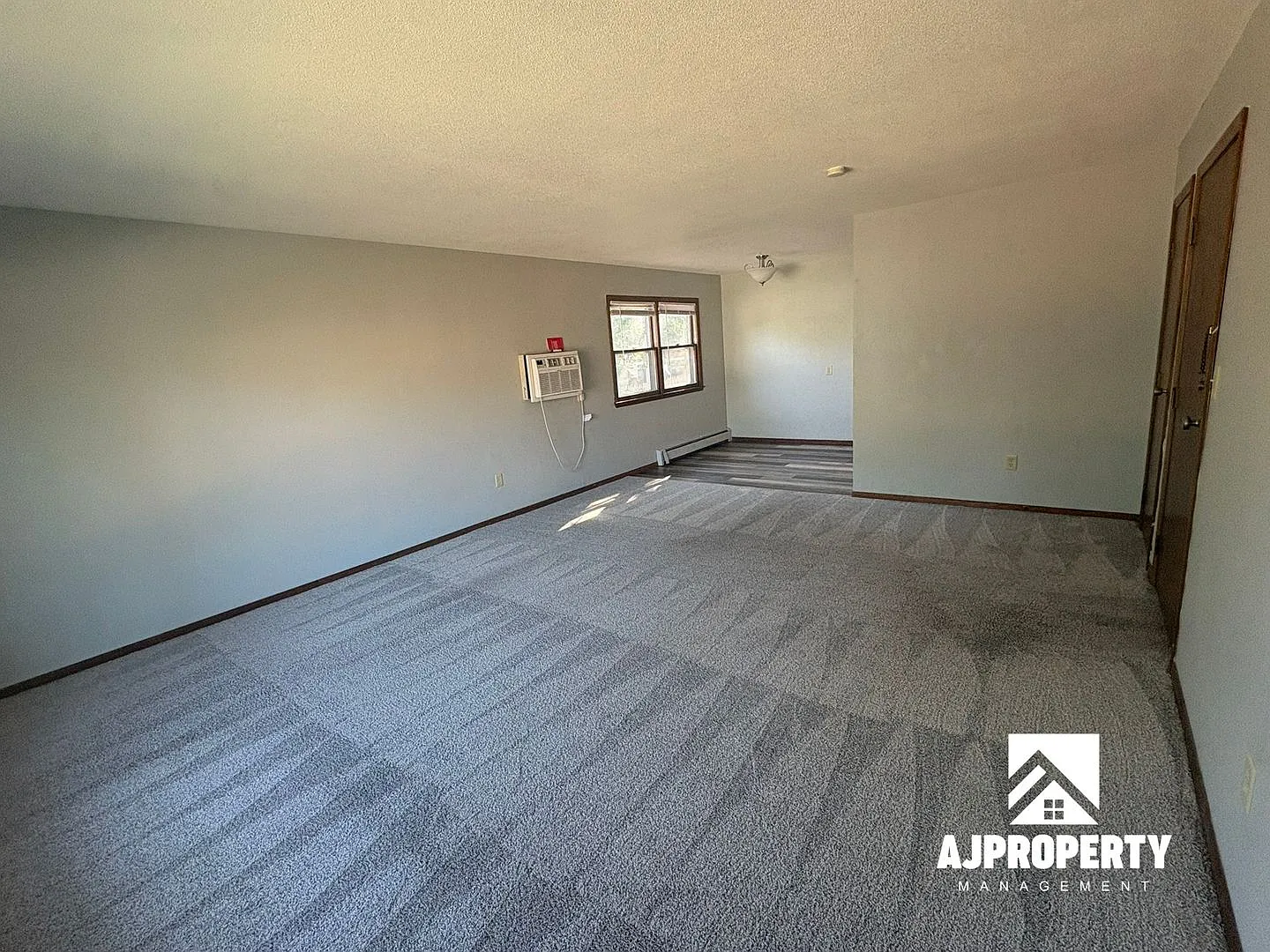1015 S Duluth Avenue — Photo 4