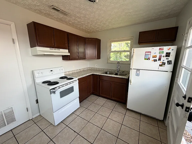 1303 Dellwood Ave — Photo 3