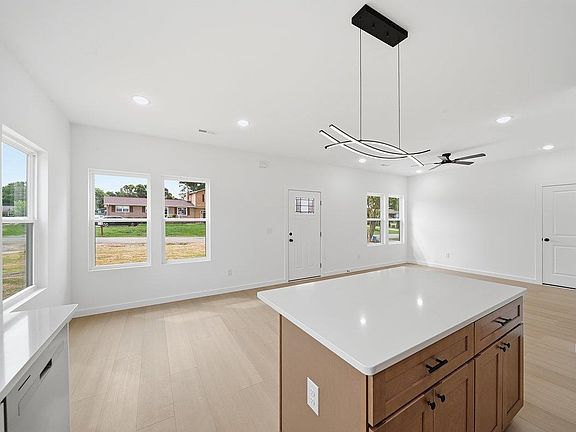 5th image of 121 Sims Ln