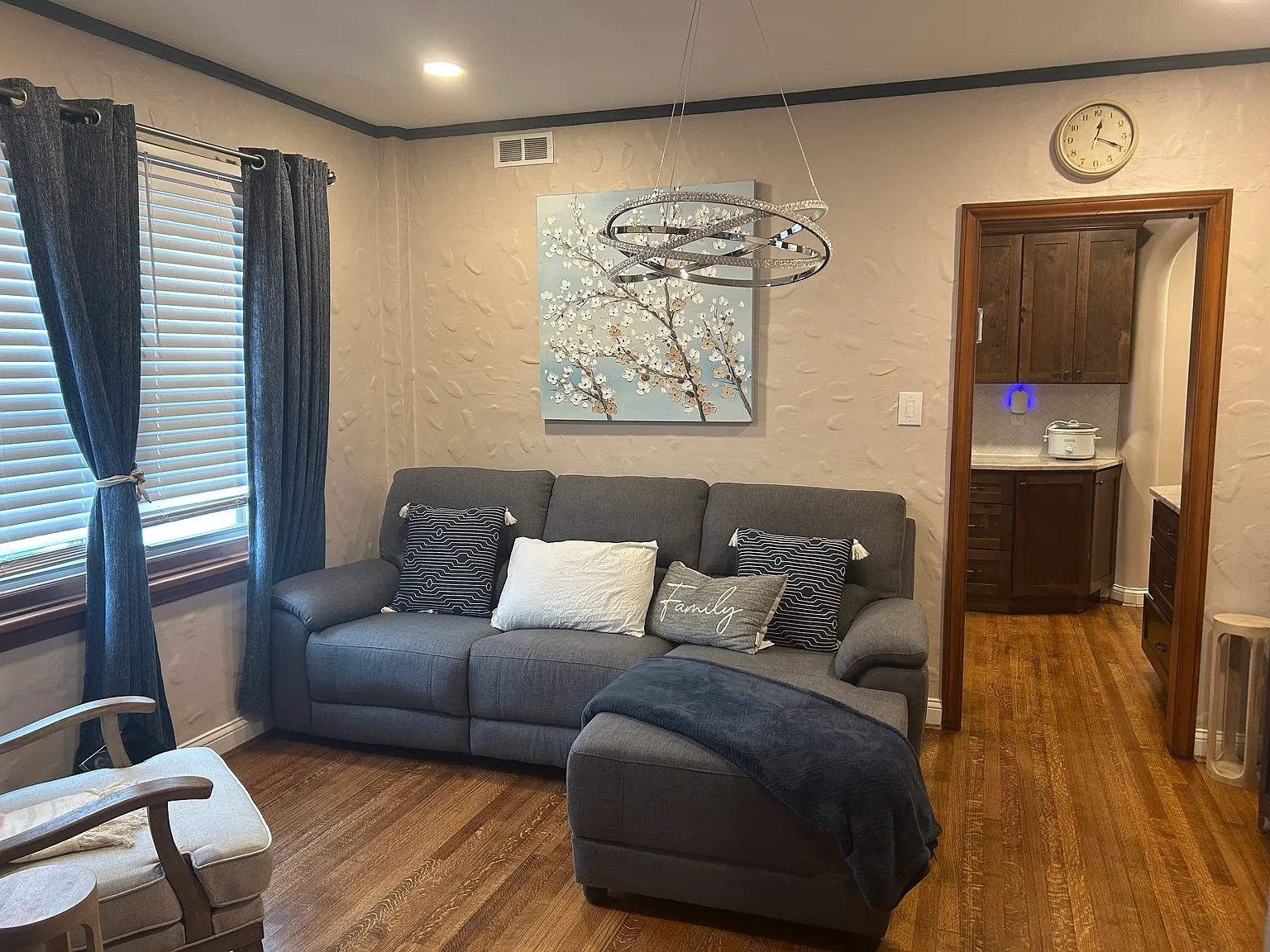 3 bed, 2500 sqft, $2,850 — Photo 3