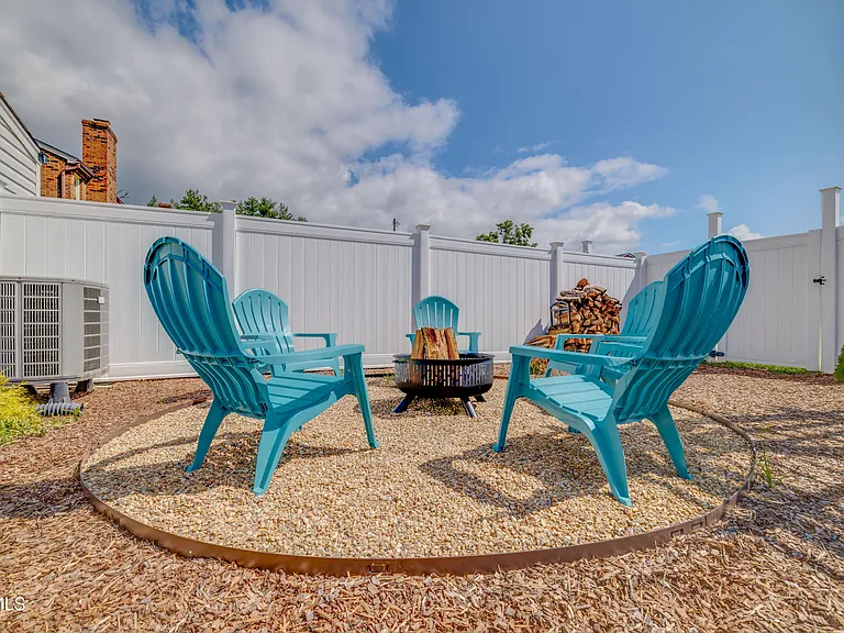 109 Mayfield Dr #2 — Photo 23