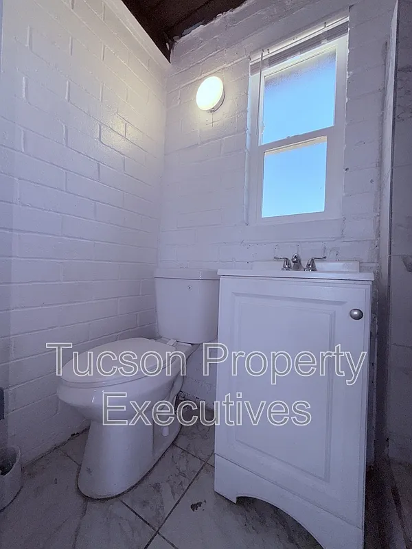 Studio, 1.0 bath, 300 sqft, $550 — Photo 4