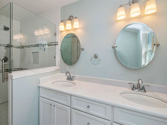 3rd image of 6009 N Shoreland Ave