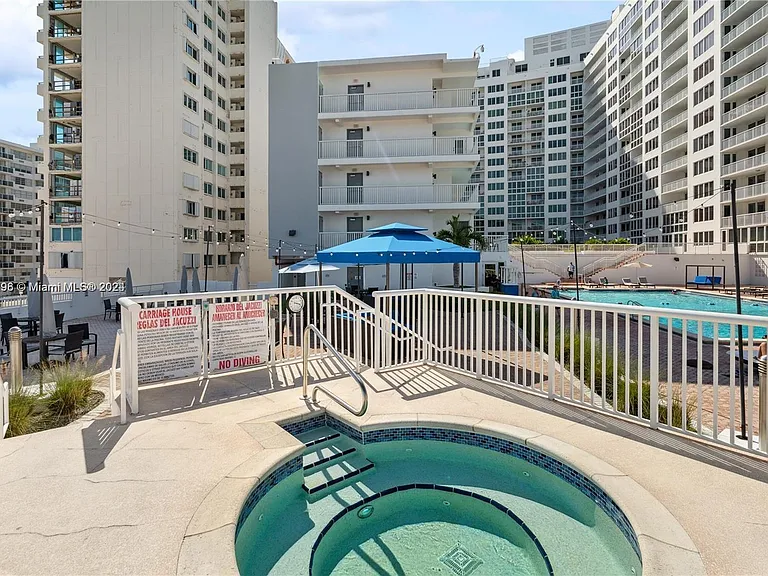 5401 Collins Ave #1123 — Photo 10