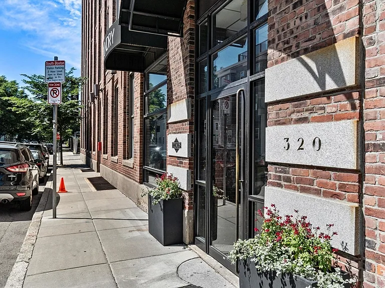 320 W 2nd St #504 — Photo 13