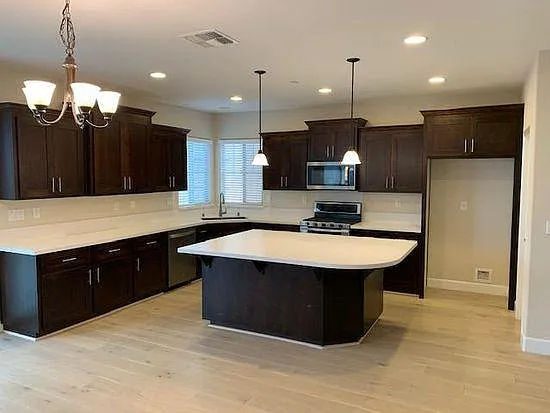 4 bed, 2492 sqft, $3,700 — Photo 3