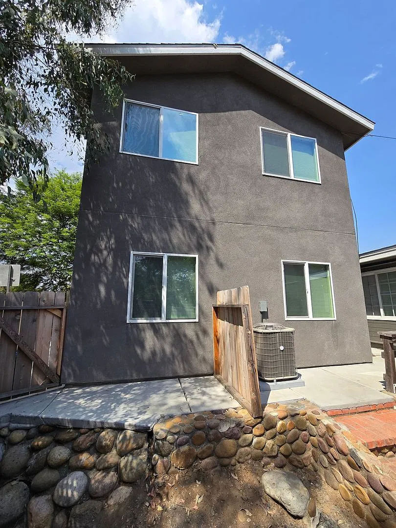 4 bed 2 bath House on Adobe — Photo 1