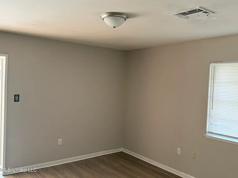 609 Academy Dr — Photo 10