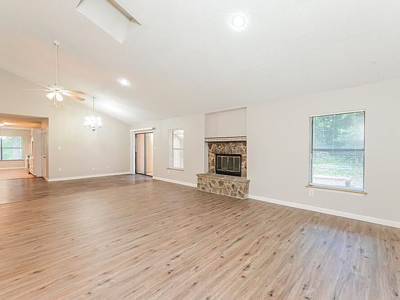 4th image of 1100 Creekwood Cv