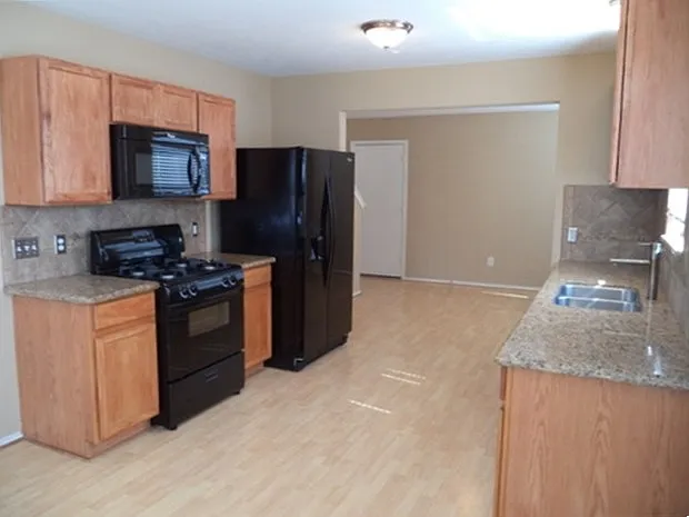 3 bed, 2.5 bath, 1703 sqft, $2,060 — Photo 2