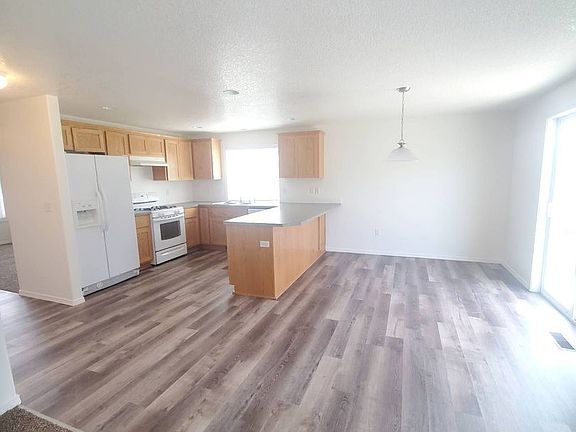 3rd image of 3804 Lakeport Ln