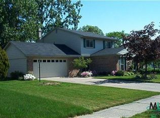 555 N Randall Dr, Troy, MI 48085