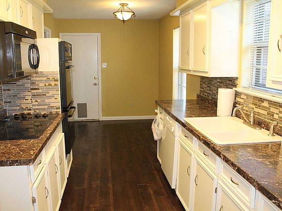 Kitchen w breakfast nook