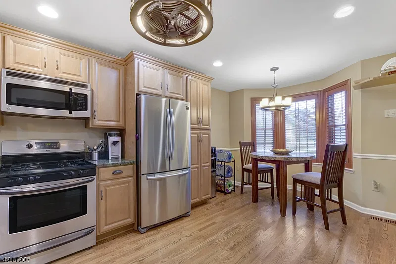 3 bed, 2.5 bath, $4,400 — Photo 3