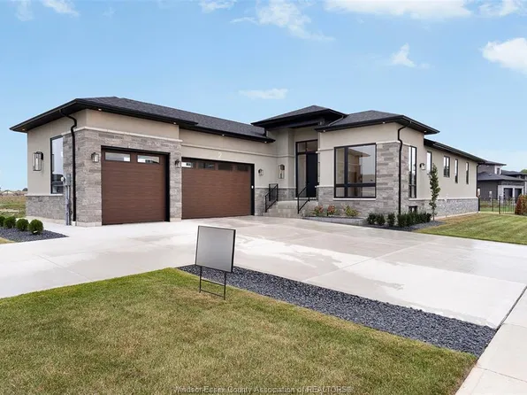 2 Pebble Beach Ct, Leamington, ON N8H 0G1
