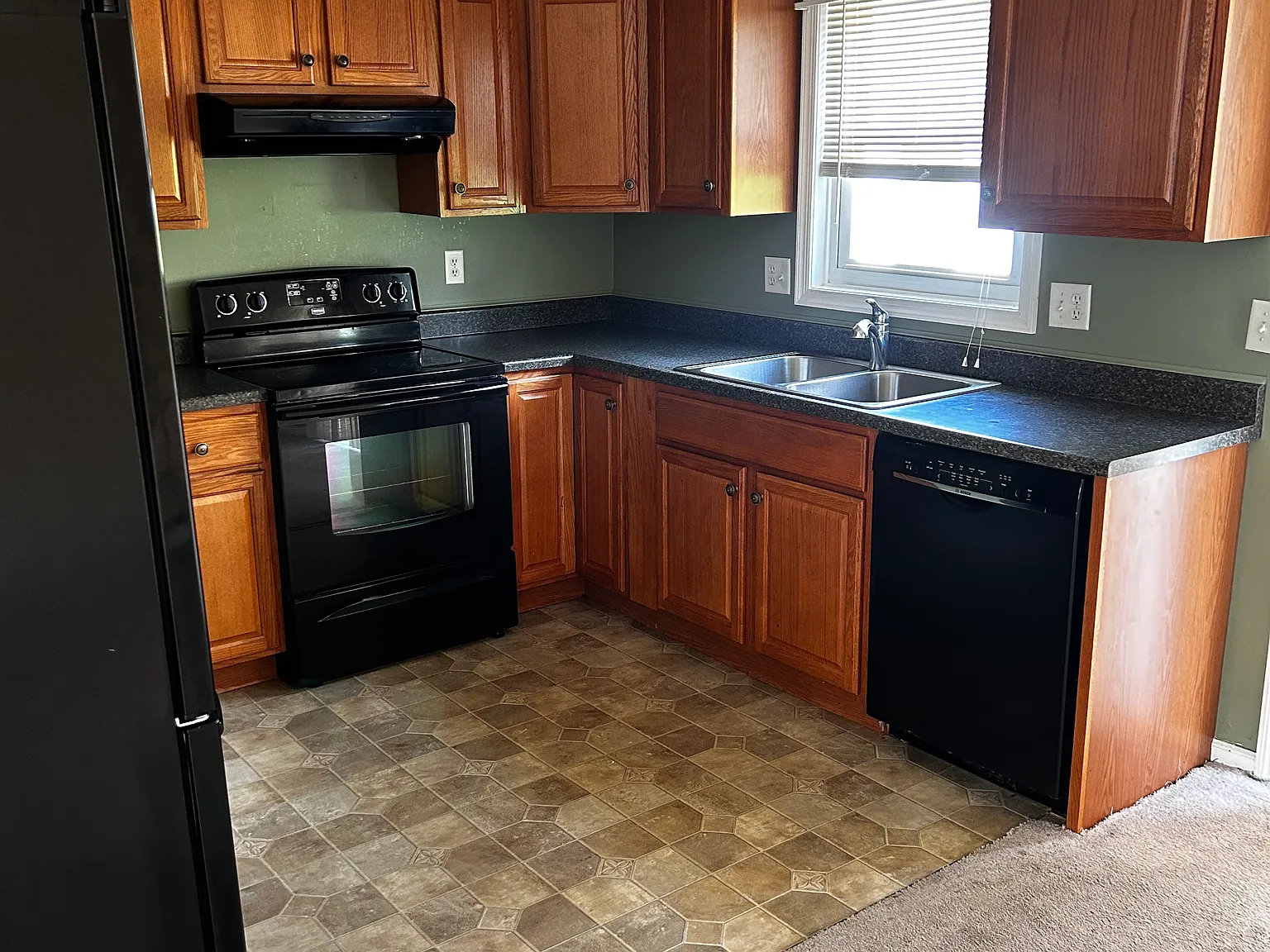 3 bed, 1025 sqft, $1,800 — Photo 3