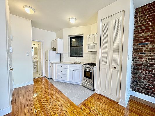 2nd image of 245 E 77th St APT 5RW