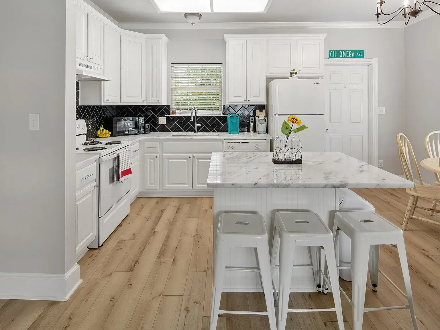 4 bed, 2.0 bath, $3,300 — Photo 2