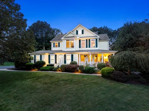 4 Country Club Ln, Hopedale, MA 01747
