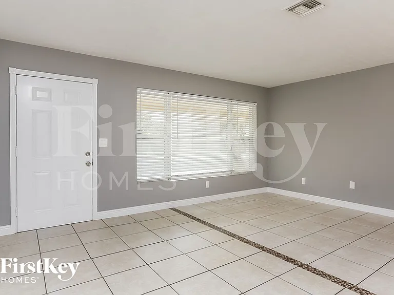 711 NE 30th St — Photo 3