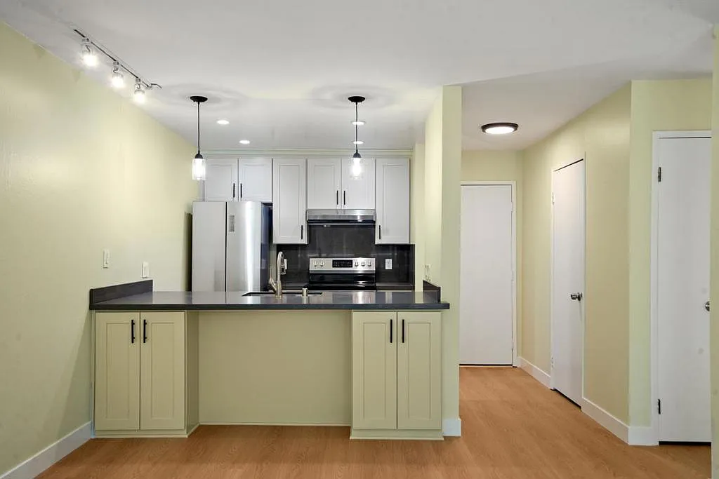 2 bed, 930 sqft, $3,300 — Photo 2