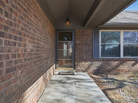 3rd image of 1539 S 124th Ave E