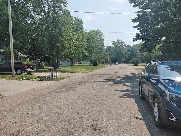4th image of 2117 Mackinaw Dr
