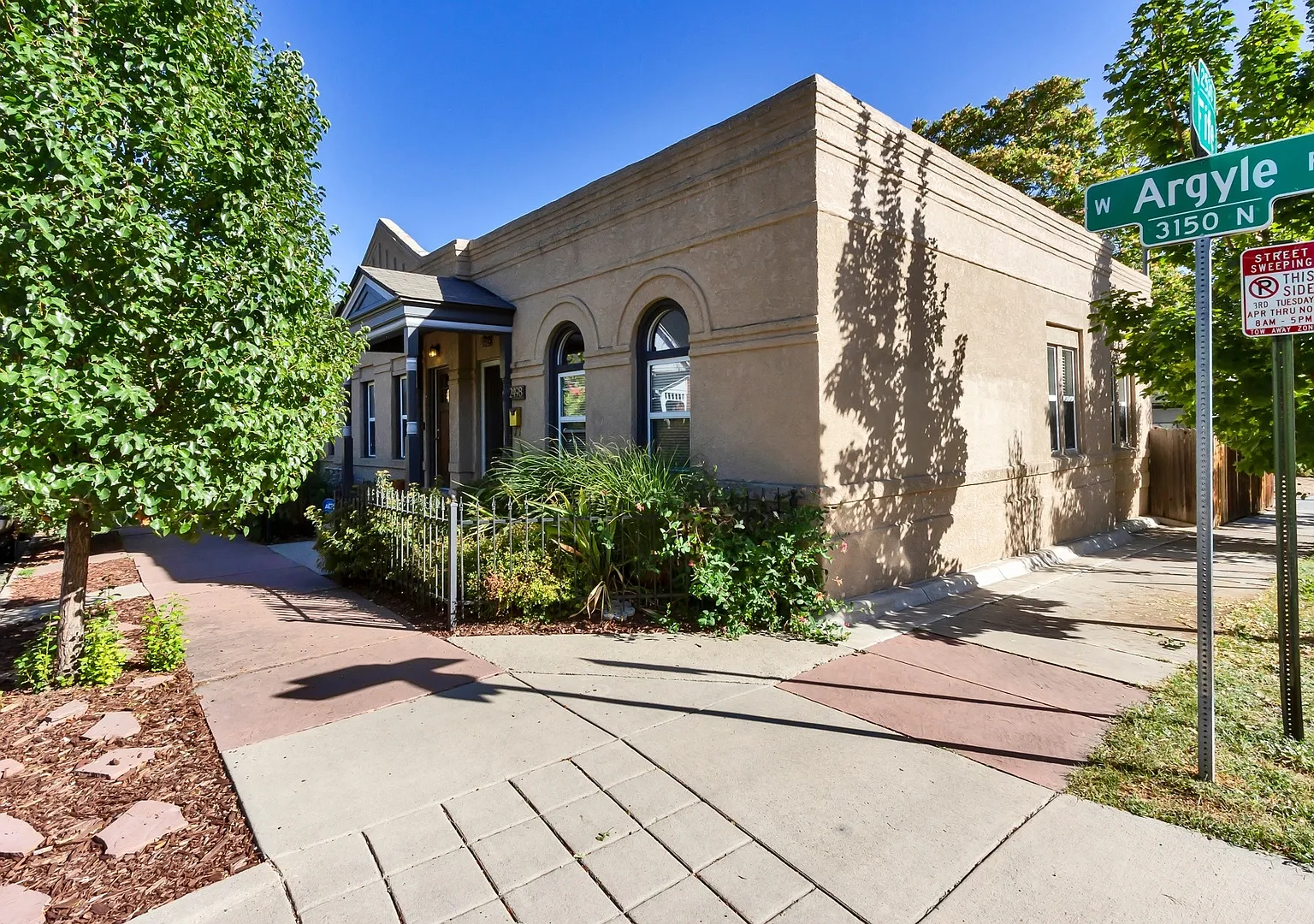 Bright and Updated Townhouse in LoHi — Photo 2