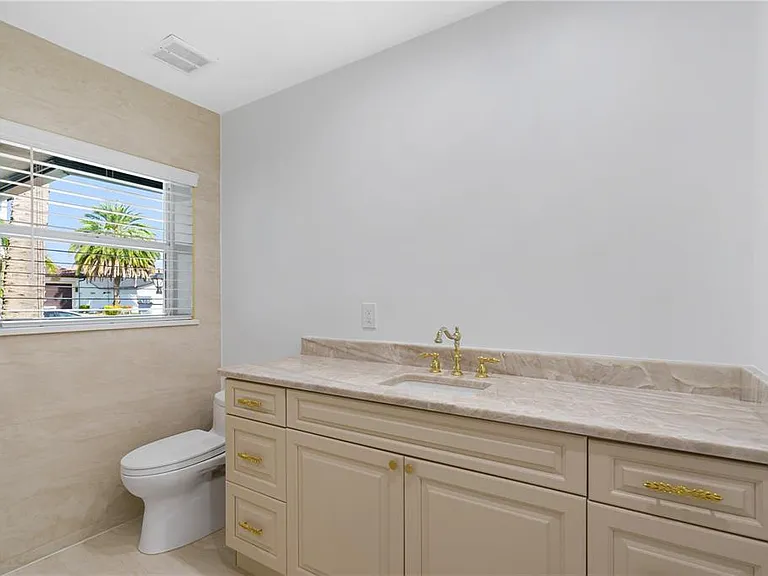 3924 Versailles Dr — Photo 11