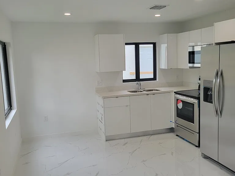 1840 NW 70th St — Photo 1
