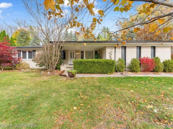 2631 Pearl Dr, Troy, MI 48085