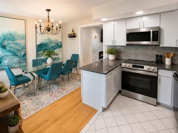 17 Hammond Pond Pkwy, Newton, MA
