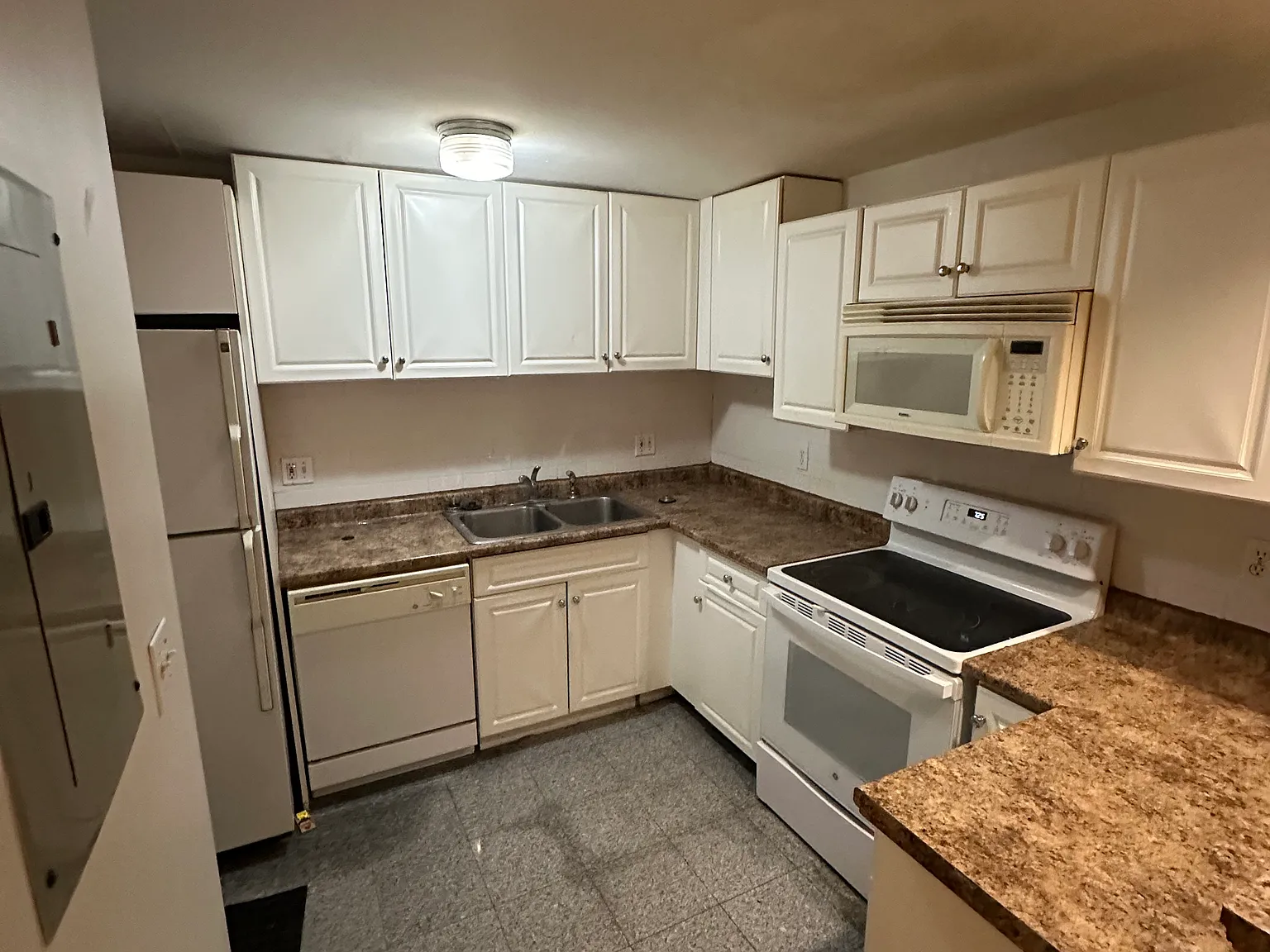 2 bed, 654 sqft, $2,800 — Photo 2